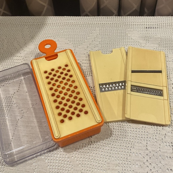 Vintage Cheese/Vegetable Grater, Slicer With Container - Picture 2 of 5